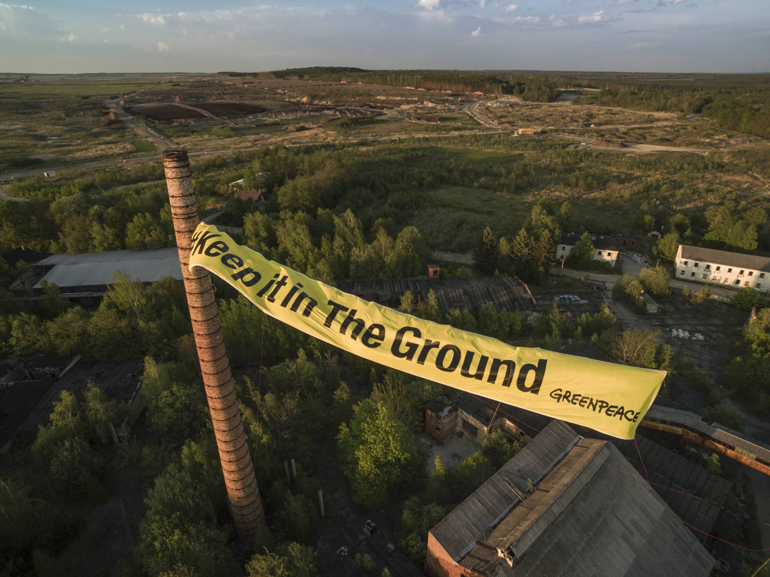 Deutschland, Lausitz, 9. Mai 2016 - Greenpeace-Aktivisten spannen ein 200 Quadratmeter grosses Banner zwischen den Schornsteinen einer ehemaligen Glasfabrik auf und fordern den schrittweisen Ausstieg aus der Kohle. © Clemens Wronski / Greenpeace