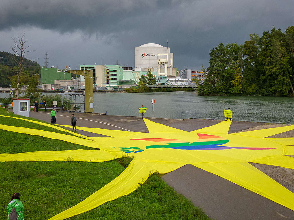Solar-Sprint statt atomarer Rückschritt: Die Greenpeace-Regionalgruppe Basel  überbringt beim Atomkraftwerk in Beznau eine klare Botschaft. Denn die Atomkraft wird das Klima nicht retten. 