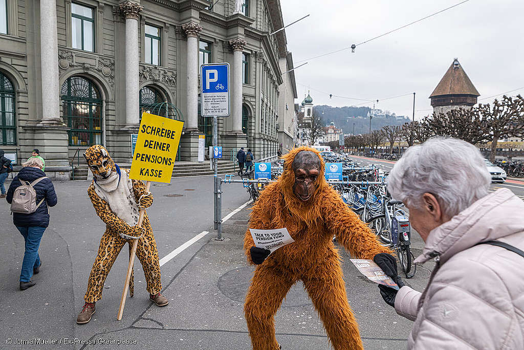 Caisses de pension durables: des militants·es Greenpeace rendent visite à la Poste à Lucerne et demandent le soutien des employés