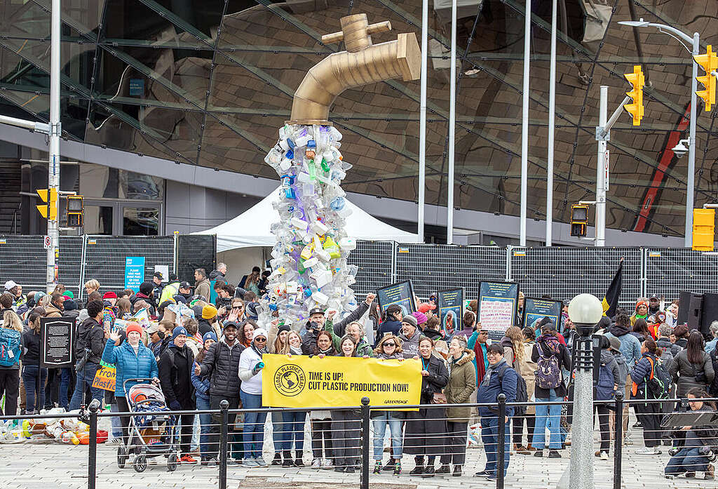 Des personnes du monde entier ont fait le voyage pour se mobiliser en faveur d'un traité international sur les plastiques. © Tim Aubry / Greenpeace