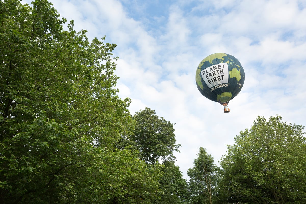 "Planet Earth First" Hot Air Balloon Drifts over Hamburg. © Daniel Müller / Greenpeace