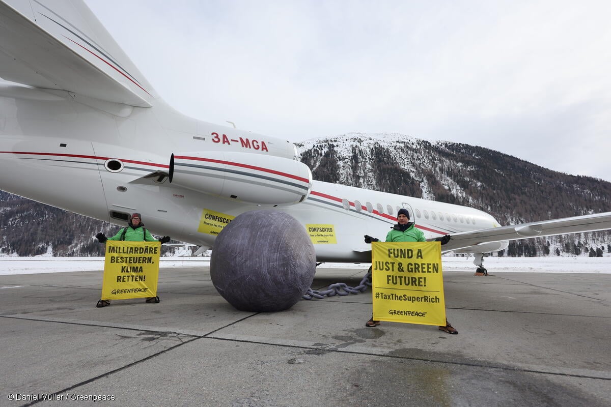 Greenpeace-Aktivist:innen «beschlagnahmen» Privatjets: Superreiche müssen für Umweltschäden zahlen 