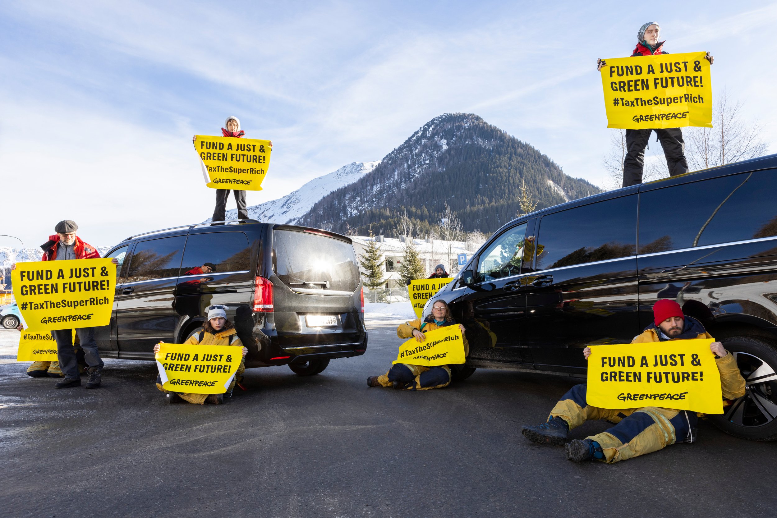 Greenpeace-Aktivist:innen blockieren WEF-Heliport: «Superreiche besteuern! Gerechte und grüne Zukunft finanzieren!»